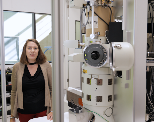 Dr. Wiebke Albrecht (AMOLF group leader Hybrid Nanosystems) and the TEM