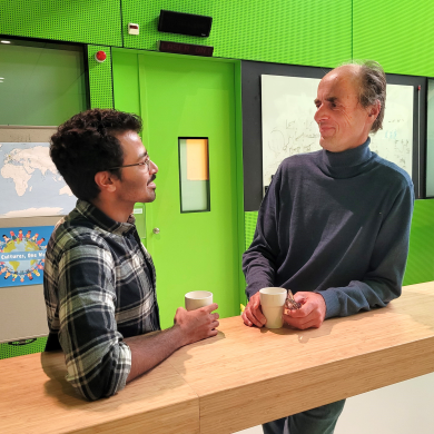 Postdoctoral researcher Avishek Das and group leader Pieter Rein ten Wolde at AMOLF