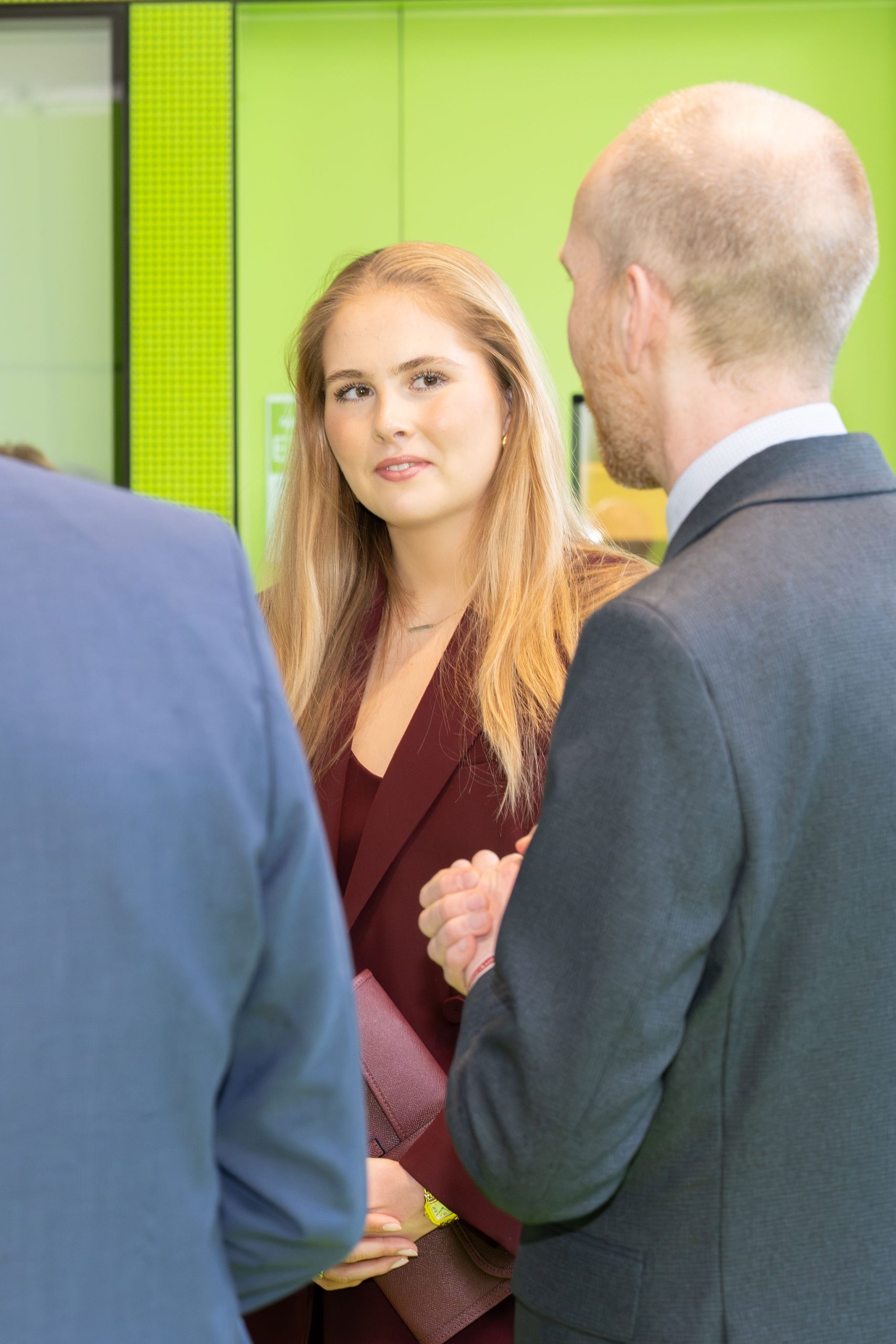 The Princess and Mayor Halsema were welcomed by director Bruno Ehrler, who introduced AMOLF as a national research institute that is part of NWO, the Dutch Research Council.